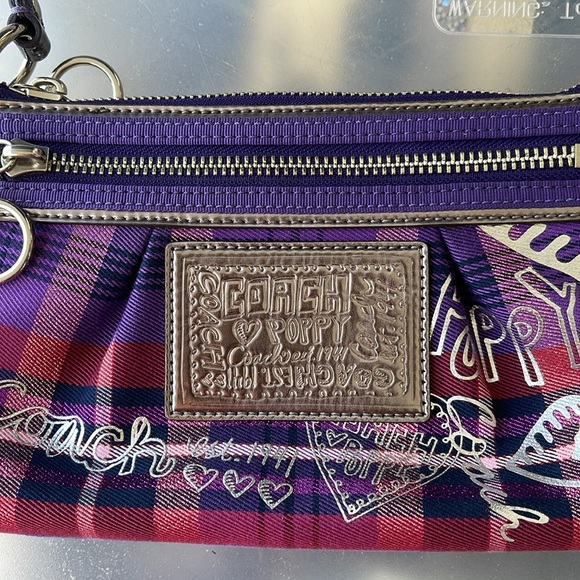 Nwot Coach Poppy Purple & Pink Shimmery Wristlet w Purple Dog Tag - Picture 2 of 5